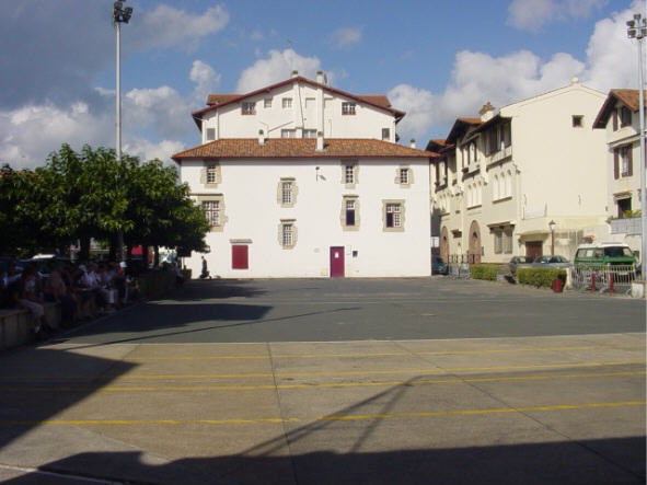 La mairie de Ciboure comme mur du fond